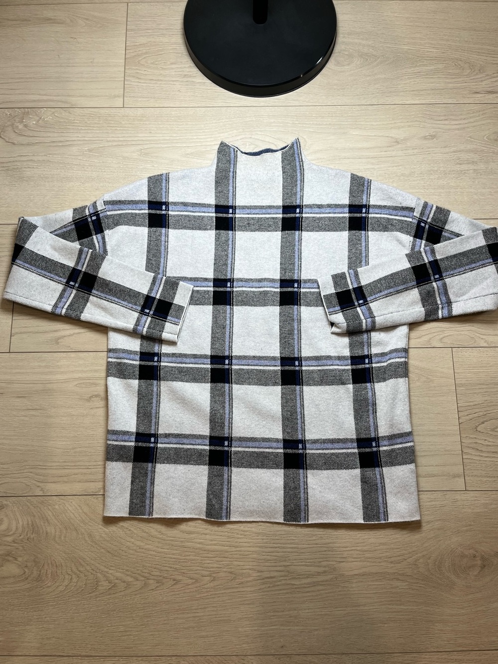 Tahari Mock Neck top women Plaid Grayish, Blueish & Black Sweater Women’s Large